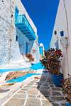 Milos, Plaka, typische Gasse und blau Balkon, Griechenland.