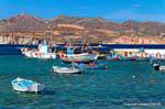 Milos, Pollonia, Fischerboote vor Anker gegen Kimolos, Griechenland.