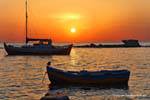 Milos, Pollonia, Boote bei Sonnenuntergang, Griechenland.