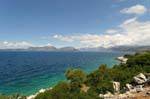 Berge und das Ionische Meer von der Straße Fition Mitikas, Griechenland.