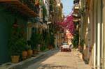 Nafplio, Restauranttische in einer Straße, Griechenland.