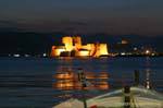 Nachtansicht von Bourtzi, Nafplion, Griechenland.