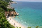 Kleiner Strand zwischen Felsen, Milopotamos Pilion, Griechenland.