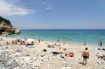 Touristen am Strand Mylopotamos Nome Magnesia, Pilion, Griechenland.
