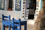 Tasse Kaffee auf blauem Tisch, Afissos, Pilion, Griechenland.