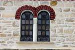 Steinwand und Fensterdekorationen, Pinakates, Pilion, Griechenland.