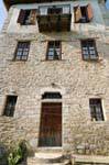 Traditionelle stöckiges Haus und Balkon, Pinakates, Pilion, Griechenland.