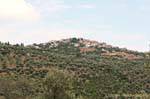 Dorf auf dem Hügel, Pelion Trikeri thront, Griechenland.
