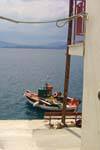 Fischerboot vor Anker, Trikeri Agia Kyriaki, Griechenland.