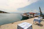 Die Tabellen auf den Hafen, Trikeri Agia Kyriaki, Griechenland.