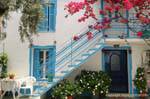 Treppenhaus mit Bougainvillea, Agia Kyriaki, Griechenland.