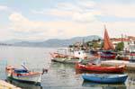 Bunte Boote aus dem Hafen, Trikeri Agia Kyriaki, Griechenland.