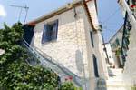 Haus auf der aufsteigenden Höhen der Stadt, Poros, Griechenland.