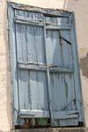 Die verfallenen Fensterläden, Poros, Griechenland.