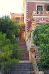 Treppe zum typischen neoklassischen rosa Haus Poros, Griechenland.
