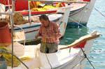Fisherman flicken Netze, Poros, Griechenland.