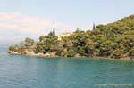 Pins ins Meer stürzenden, Poros, Griechenland.