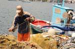 Fischer und Fischernetz in Port Poros, Griechenland.