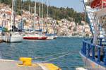 Segelboote im Hafen, vor Anker Poros, Griechenland.