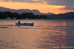 Fischerboot im Abendlicht, Poros, Griechenland.