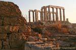 Ein weiterer Blick auf den Tempel des Poseidon im Licht des Sonnenuntergangs, Kap Sounion, Griechenland.