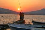 Fischer bei Sonnenuntergang, Sounion, Attika, Griechenland.