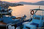 Kleiner Hafen bei Sonnenuntergang in der Nähe von Kap Sounion,, Griechenland.