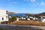 Serifos, Livadi mit Blick auf Sifnos, Griechenland.