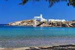 Sifnos Panagia Chryssopigi auf einem Felsvorsprung, Griechenland.