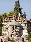 Kleine Kirche in Plaka, Athens versteckt, Griechenland.
