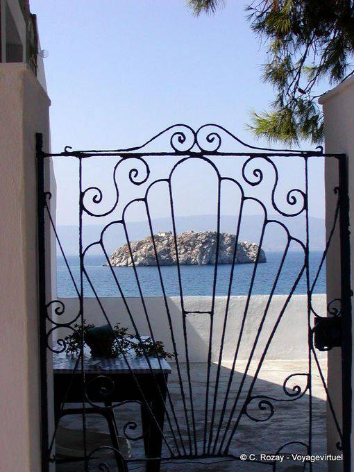 Ilot hinter einem Tor, Hydra - Griechenland