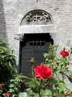 Roses, Kreuze und geschnitzte Giebel, Grenoble, Isere.
