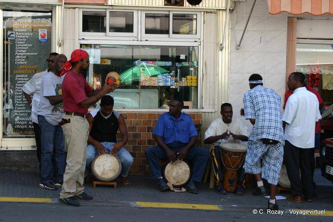 Gwo-ka Musiker in einer Straße in Basse-Terre - Guadeloupe