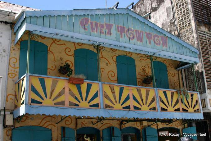 Chez Tonton, Fassade und Balkon, Basse-Terre - Guadeloupe