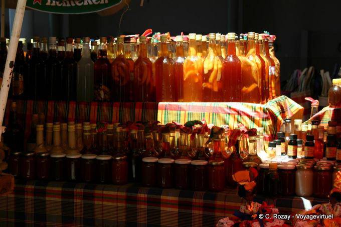 Stall von lokalen Produkten, mit Rum aller Art, Markthalle, Basse-Terre - Guadeloupe