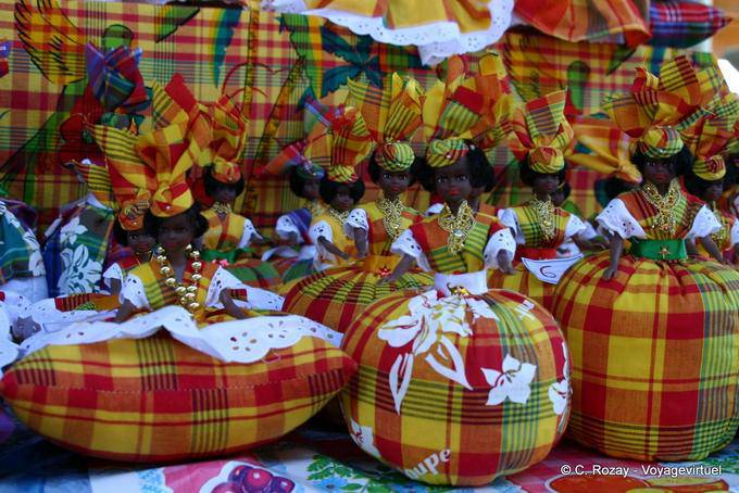Kreolisch Puppen in traditioneller Kleidung, Basse-Terre Markt - Guadeloupe