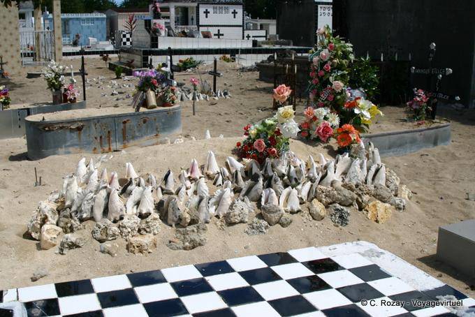 Friedhof in Port-Louis, Schalen und Zinn Gräber - Guadeloupe