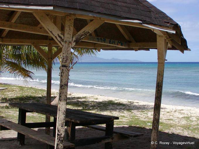 Fragile Holzhütte am Strand Souffleur - Guadeloupe