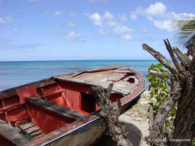Altes Boot auf den Strand gesetzt, Anse Souffleur - Guadeloupe