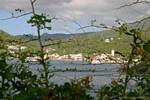 Blick auf die Stadt von Deshaies von Point Battery, Guadeloupe.