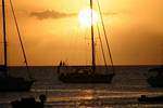 Sonne hinter einer Segelboot Mast, Deshaies, Guadeloupe.