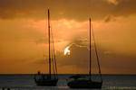 Segelboot am Sonnenuntergang, Deshaies, Guadeloupe.