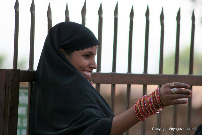 Fatehpur Sikri Visage Et Bracelets - Indien