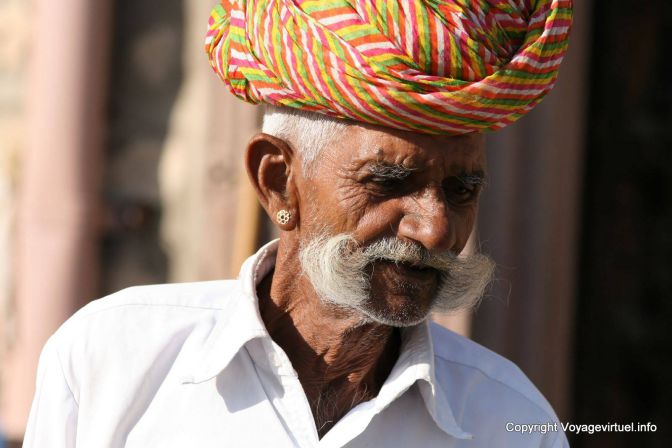 Luni In The City Moustache Blanchie - Indien