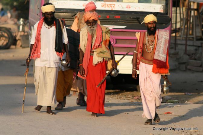 Luni In The City Sadhous En Goguette - Indien