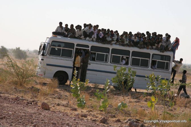 Pokaran Road Bus A Pleine Charge - Indien