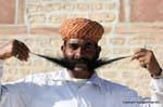 Luni in the city histoire de moustaches.