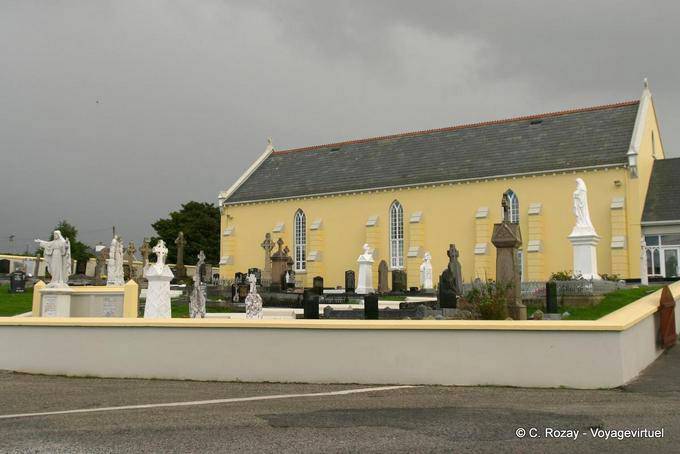 Gelb und Friedhofskapelle am schwarzen Himmel, Donegal - Irland