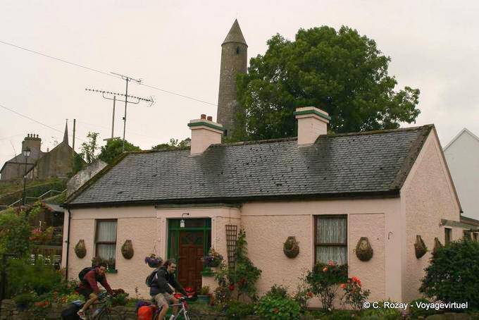Rosa Haus vor der Spitze des runden Turm, Killala Mayo - Irland