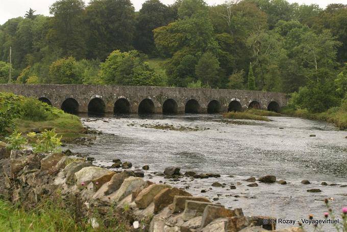 Steinbrücke über den Fluss Palmers, Killala Mayo - Irland